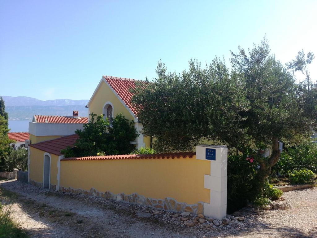 Apartments Brac Supetar Buitenkant foto